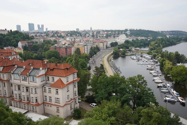 Vltava Nehri 'nin yüksek kıyısından görüntü. Prag 'da. Çek Cumhuriyeti