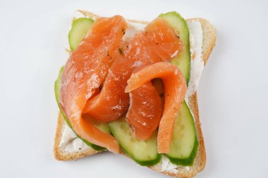 Tuzlu somonlu, krem peynirli ve salatalıklı sandviç.