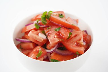 Taze domatesli salata, zeytinyağı, soğan, maydanoz ve rezene..