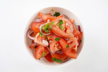 Taze domatesli salata, zeytinyağı, soğan, maydanoz ve rezene..