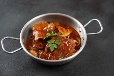 Mantarlı ve soğanlı yavaşça pişirilmiş sığır dili.