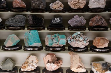 Prag, Çek Cumhuriyeti, 14 Haziran 2023 - Ulusal Müze, çeşitli mineraller sergisi