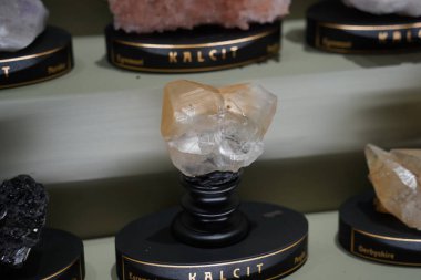 Prag, Çek Cumhuriyeti, 14 Haziran 2023 - Ulusal Müze, çeşitli mineraller sergisi