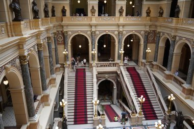 Prag, Çek Cumhuriyeti - 6 Haziran 2022: Neo-rönesans tarzında Ulusal Müze, 2018 yılında yenilendi, Çek Cumhuriyeti Prag 'daki Wenceslas Meydanı' nda yer aldı