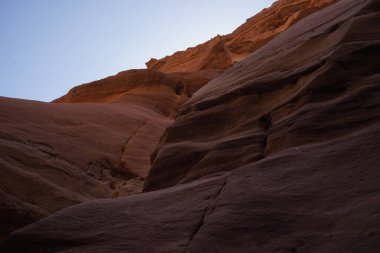 İsrail, Red Canyon 'da, Eilat yakınlarında gizemli güneş ışığı olan taşlar.