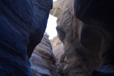 İsrail, Red Canyon 'da, Eilat yakınlarında gizemli güneş ışığı olan taşlar.