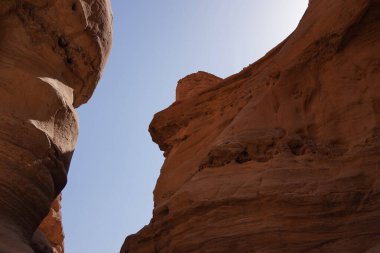 İsrail, Red Canyon 'da, Eilat yakınlarında gizemli güneş ışığı olan taşlar.