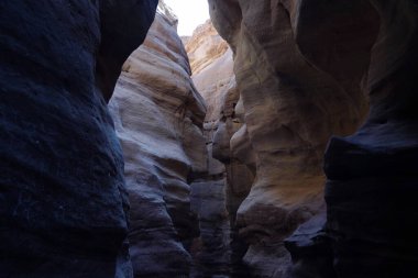 İsrail, Red Canyon 'da, Eilat yakınlarında gizemli güneş ışığı olan taşlar.
