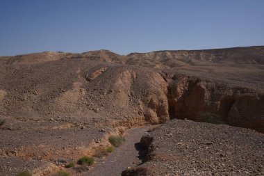 Kurumuş nehir yatağı - Kızıl Kanyon yolu, ulusal rezerv - Eilat yakınlarındaki Kızıl Kanyon, güney İsrail