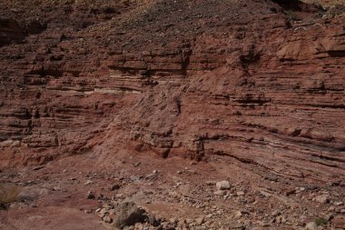 Kızıl Kanyon, Eilat, İsrail yakınlarındaki Jeolojik Doğa Parkı 'nda kayalara yakın.