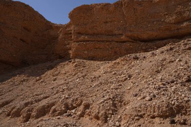 Kızıl Kanyon, Eilat, İsrail yakınlarındaki Jeolojik Doğa Parkı 'nda kayalara yakın.
