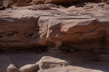 Kızıl Kanyon, Eilat, İsrail yakınlarındaki Jeolojik Doğa Parkı 'nda kayalara yakın.