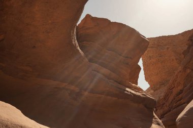 İsrail, Red Canyon 'da, Eilat yakınlarında gizemli güneş ışığı olan taşlar.