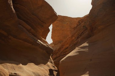 İsrail, Red Canyon 'da, Eilat yakınlarında gizemli güneş ışığı olan taşlar.