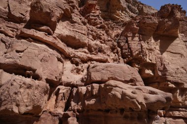 Eilat yakınlarındaki Kızıl Kanyon, İsrail 'in güneyindeki, ulusal doğa koruma alanında güzel bir manzara.