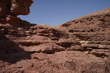 Eilat yakınlarındaki Kızıl Kanyon, İsrail 'in güneyindeki, ulusal doğa koruma alanında güzel bir manzara.