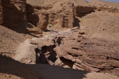 Eilat yakınlarındaki Kızıl Kanyon, İsrail 'in güneyindeki, ulusal doğa koruma alanında güzel bir manzara.