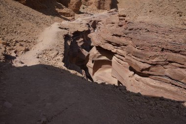 Eilat yakınlarındaki Kızıl Kanyon, İsrail 'in güneyindeki, ulusal doğa koruma alanında güzel bir manzara.