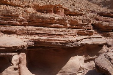 Eilat yakınlarındaki Kızıl Kanyon, İsrail 'in güneyindeki, ulusal doğa koruma alanında güzel bir manzara.