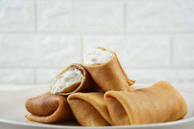 Kahvaltıda tatlı süzme peynirli krep.