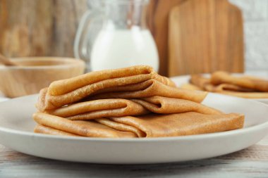 Blini, puf böreği, rustik kompozisyon arka planında üst üste dizilmiş Rus krepleri..