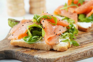 Tütsülenmiş somon, otlar ve Hollandaise sosu.