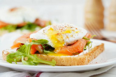 Tütsülenmiş somon, otlar ve Hollandaise soslu yumurta.