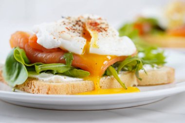 Tütsülenmiş somon, otlar ve Hollandaise soslu yumurta.