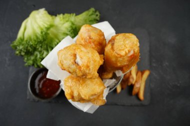 Acı sos ve marullu kızarmış tavuk budu.