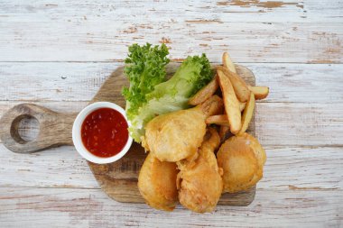 Acı sos ve marullu kızarmış tavuk budu.