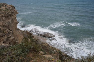 Baharda Akdeniz 'de. İsrail 'in Herzliya ve Netanya kasabaları arasındaki Akdeniz kıyı şeridi üzerinde terk edilmiş kıyı kayalıkları doğa rezervi..