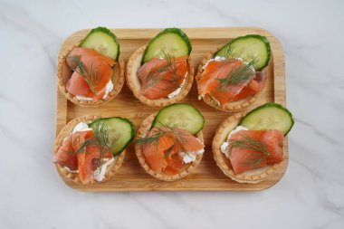 Somon, peynir, salatalık ve dereotlu tart. Tuzlu somon ve süzme peynirli lezzetli atıştırmalıklar.