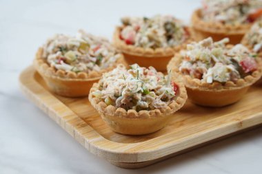 Ton balığı salatası, salatalık ve dereotlu tart. Ton balığı ve sebze dolgulu lezzetli atıştırmalıklar.