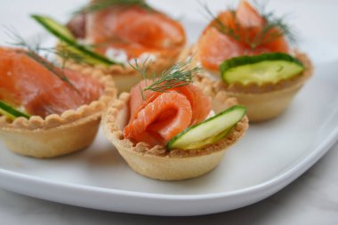 Somon, peynir, salatalık ve dereotlu tart. Tuzlu somon ve süzme peynirli lezzetli atıştırmalıklar.