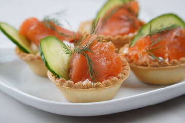 Somon, peynir, salatalık ve dereotlu tart. Tuzlu somon ve süzme peynirli lezzetli atıştırmalıklar.