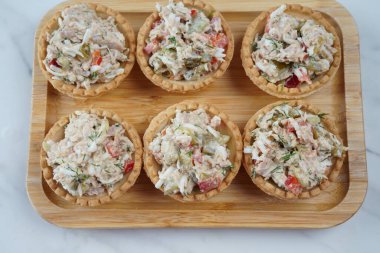 Ton balığı salatası, salatalık ve dereotlu tart. Ton balığı ve sebze dolgulu lezzetli atıştırmalıklar.