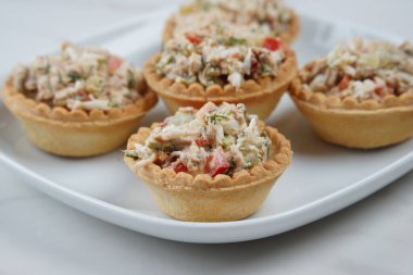 Ton balığı salatası, salatalık ve dereotlu tart. Ton balığı ve sebze dolgulu lezzetli atıştırmalıklar.