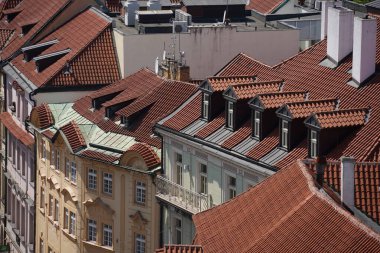 Avrupai Prag kentinin terasotta çatılarını ve tarihi kulelerini gösteren manzaralı bir manzara. Çek Cumhuriyeti Prag 'daki Eski Şehir Mimarisinin Panoraması