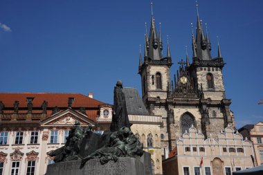 Prag 'daki eski kasaba meydanı, Bakire Meryem' in Tyn Katedrali ve Jan Hus anıtı. Çek Cumhuriyeti, Unesco 'nun Dünya Mirası Bölgesi