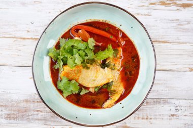 Chermoula, kırmızı biber ve korunmuş limonlu Fas balığı. Baharatlı geleneksel Fas yemekleri