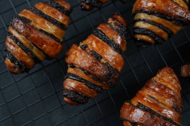 Lezzetli taze fırınlanmış Rugelach tabağında çikolata ile