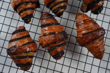 Lezzetli taze fırınlanmış Rugelach tabağında çikolata ile