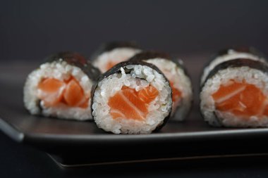Japon Sake Maki Suşi Taze somon ile rulo