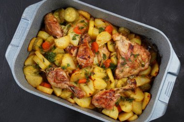 Kızarmış patates ve limonlu havuç, sarımsak, baharatlı sos.