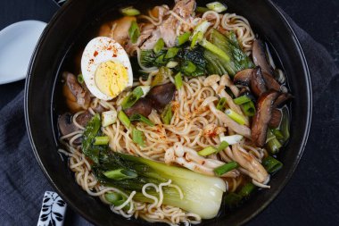 Tavuklu, mantarlı, yumurtalı ve lahanalı Japon Ramen.