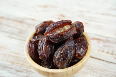 Tatlı hurmalar kasede. Hurma ağaçları, kuraklar, kuru yemişler...