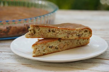 Tabakta birkaç dilim ev yapımı lahana turtası.