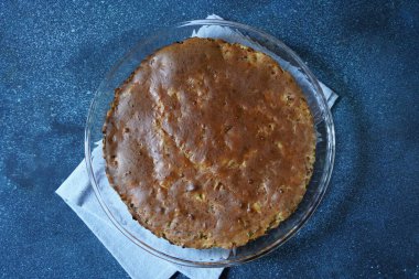 Kapalı lahana turtası, hamur hamuruyla cam bir kabartma çarşafında yapılır.