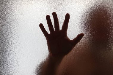 Şiddeti, insan ticaretini, kadınlara yönelik şiddeti durdurmak için kadın el işareti. İnsan bir ürün değildir. Kadın istismarına son verin, İnsan Hakları