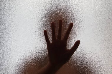 Şiddeti, insan ticaretini, kadınlara yönelik şiddeti durdurmak için kadın el işareti. İnsan bir ürün değildir. Kadın istismarına son verin, İnsan Hakları